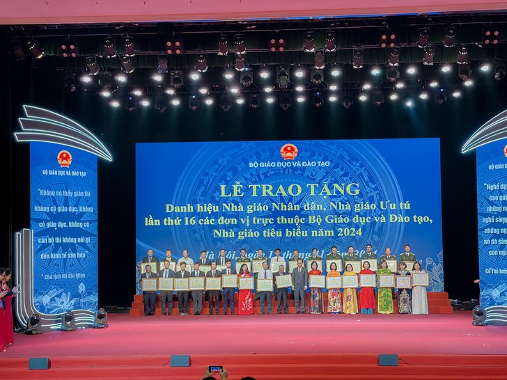 TS. Đinh Văn Thành – Hiệu trưởng Trường Đại học Công nghệ Đông Á được tuyên dương Danh hiệu nhà giáo tiêu biểu năm 2024