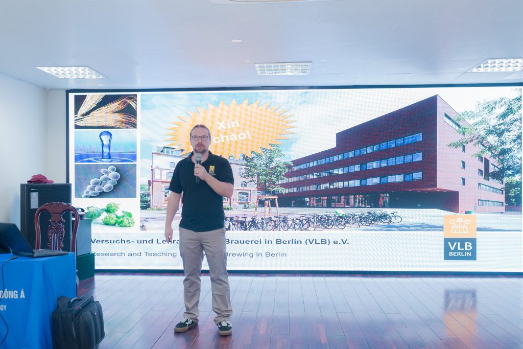 Giảng viên: Ông Philipp Zeuschner – Phó Viện trưởng Viện nghiên cứu sản xuất bia & đồ uống (FIBGP), chuyên gia đào tạo lâu năm tại VLB Berlin.